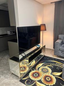 uma sala de estar com uma grande televisão de ecrã plano em Luxurious 2 bedroom Apartment in Trade Center no Dubai