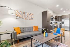 Η κουζίνα ή μικρή κουζίνα στο Stunning Westgate CozySuites by stadium with pool 4
