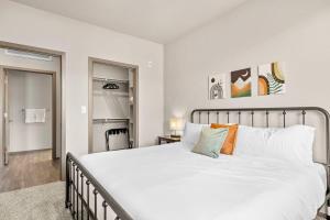 Ένα ή περισσότερα κρεβάτια σε δωμάτιο στο Stunning Westgate CozySuites by stadium with pool 4