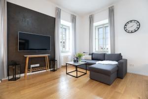 a living room with a couch and a tv at U Zlaté hvězdy Kalich in Litoměřice
