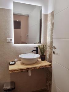 łazienka z białą umywalką i lustrem w obiekcie B&B Italo House w mieście Opera +17 zdjęć