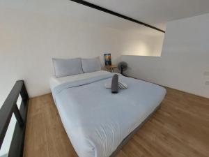 ein Schlafzimmer mit einem großen weißen Bett in einem Zimmer in der Unterkunft KL Sentral Loft, EST Bangsar #3, LRT in Kuala Lumpur