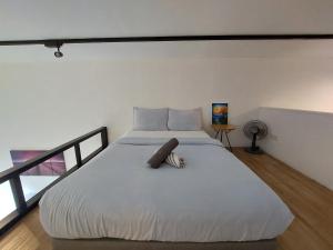 ein großes weißes Bett in einem Zimmer mit Fenster in der Unterkunft KL Sentral Loft, EST Bangsar #3, LRT in Kuala Lumpur