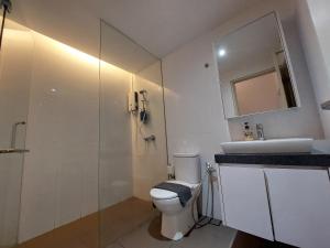 ein Badezimmer mit Toilette und Waschbecken in der Unterkunft KL Sentral Loft, EST Bangsar #3, LRT in Kuala Lumpur + 9 Fotos