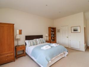 um quarto com uma cama com duas toalhas em Beachside Beadnell em Beadnell