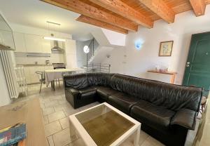 Η κουζίνα ή μικρή κουζίνα στο 70 Villetta indipendente con giardino