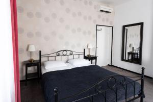 - une chambre avec un grand lit et deux miroirs dans l'établissement Penzion Vila Prešeren, à Bled