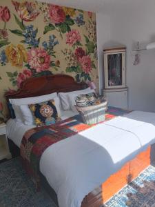 ブリドリントンにあるHarbour View B&Bの花柄の壁紙を用いたベッドルーム1室(大型ベッド1台付)