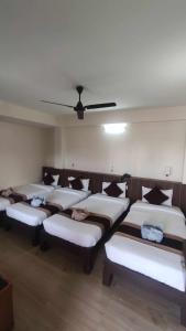 Ένα ή περισσότερα κρεβάτια σε δωμάτιο στο Pokhara Tourist Home