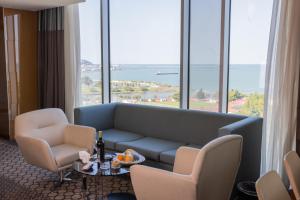 A seating area at Anemon Grand Samsun Otel