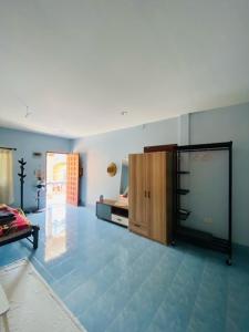 una sala de estar con una puerta de cristal en Shaman's apartment at Ya Nui beach en Phuket