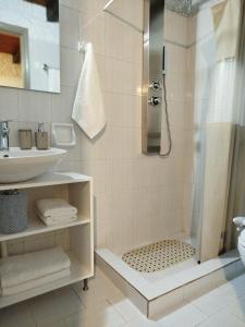 卡拉馬基的住宿－Almmos，带淋浴和盥洗盆的浴室