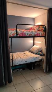 een slaapkamer met 2 stapelbedden in een kamer bij Blutsyde Promenade Encanto in Bredene