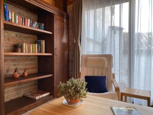 a living room with a table and a chair at Goldsmith House in Selçuk