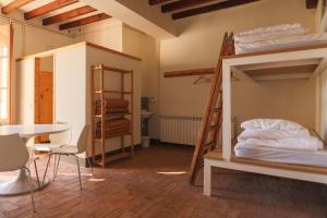 Habitación con 2 literas y mesa. en Can Traver de Besalú, en Maià de Montcal