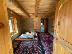 einen Blick ins Innere eines Zimmers mit einem Bett in einem winzigen Haus in der Unterkunft Woodstock Villa Tulga in Kalgha