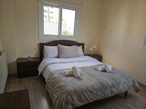 - une chambre dotée d'un lit avec deux ours en peluche dans l'établissement Takelena Apartments, à Limassol