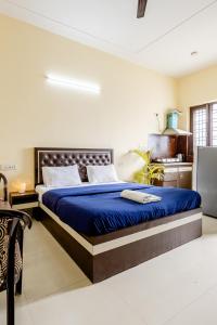 Llit o llits en una habitació de Lime Tree Studio Near Fortis Gurgaon