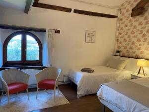 L'Envers في Abzac: غرفة بسريرين وطاولة وكراسي