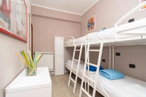 Двухъярусная кровать или двухъярусные кровати в номере Ostello Le Sirene