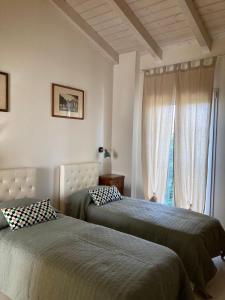 um quarto com 2 camas e uma janela em Lotus Country House em Crespellano