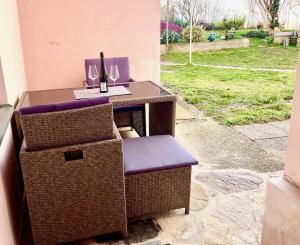 - une table et une chaise en plein air avec une bouteille de vin dans l'établissement Bobbys Gartenapartment, à Krems an der Donau