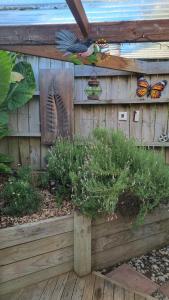 Imagine din galeria proprietății Raglan West Retro Beach Vibe Accommodation în Raglan