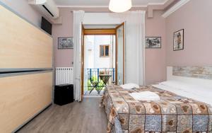 sypialnia z 2 łóżkami i balkonem w obiekcie Ostello Le Sirene w Sorrento