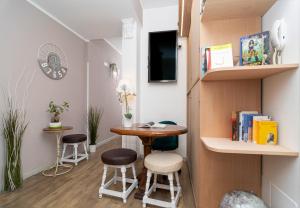 ソレントにあるオステッロ ル シレーネの小さなテーブルとスツールが備わる小さな客室です。