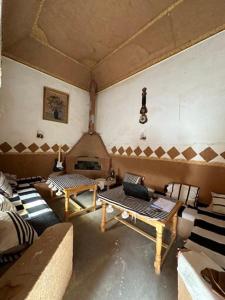 - un salon avec un canapé et une table dans l'établissement Riad Nkob, à Nkob