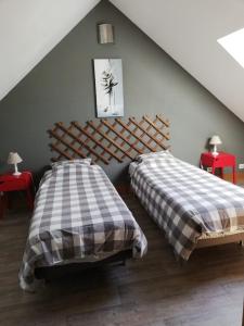 two beds sitting next to each other in a bedroom at La Grange de la Chaise in Saint-Georges-sur-Cher