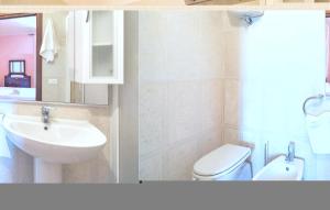 A bathroom at Tenuta Erbanera