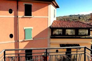 a building with two windows and a balcony at Comodo appartamento a Lizzano con Vista in Lizzano in Belvedere