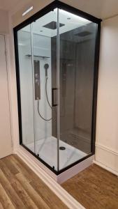 una doccia in vetro in un angolo di una stanza di Maison 140m2 au calme - Beau jardin - à 15mn à pied du Centre-ville de COLMAR a Colmar