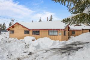 uma casa com um monte de neve em frente em VILLAGE HOT SPOT - Walk to Village em Big Bear Lake