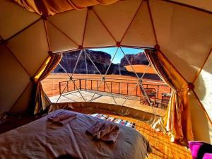 widok na namiot z łóżkiem w obiekcie experience staying camp.wadi rum w mieście Disah