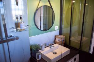 bagno con lavandino e specchio di C-FORTY - piscine - plage a Gassin
