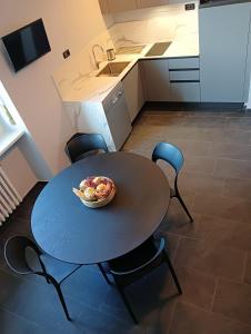una mesa con un tazón de comida en ella en una cocina en il sogno in valigia, en Turín