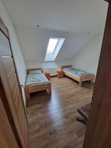 Postel nebo postele na pokoji v ubytování Apartmán Art