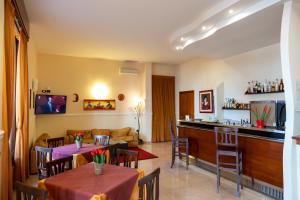 una sala de estar con 2 mesas y un bar en Albergo San Giorgio, en Vieste