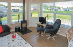 ノーポにあるBeautiful Home In Nordborg With 3 Bedrooms, Sauna And Wifiのリビングルーム(デスク、パソコン、椅子付)