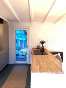 eine Küche mit einer hölzernen Arbeitsplatte und einem Fenster in der Unterkunft Svalemosej 42 in Strøby Egede
