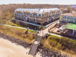 - une vue aérienne sur un hôtel avec des escaliers à côté de l'eau dans l'établissement Apartament Perłowy z BEZPOŚREDNIM WIDOKIEM na morze- Nadmorski Luksus Apartamenty, à Ustronie Morskie