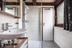 a bathroom with a sink and a shower at Ferienhaus Elbidylle in Bachenbrock +19 photos