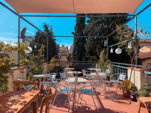d'une terrasse avec des tables et des chaises sur un balcon. dans l'établissement Ostello Bello Firenze, à Florence