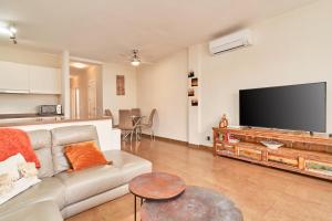 un soggiorno con divano e TV a schermo piatto di Luxury 1st floor apartment in Nerja a Nerja