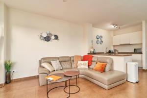 un soggiorno con divano e tavolo di Luxury 1st floor apartment in Nerja a Nerja
