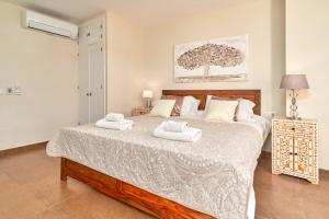 una camera da letto con un letto e due asciugamani di Luxury 1st floor apartment in Nerja a Nerja
