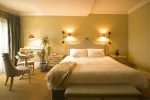 A bed or beds in a room at Step House Hotel
