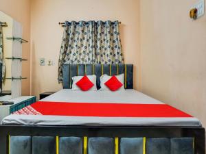 Een bed of bedden in een kamer bij OYO Flagship Hotel 69 Stays
